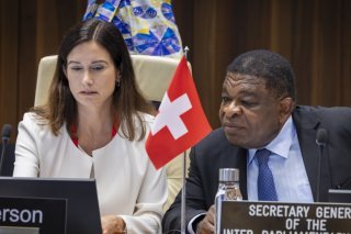Maja Riniker avec le secrétaire général de l'UIP Martin Changing ce lundi à Genève. KEYSTONE/MAGALI GIRARDIN